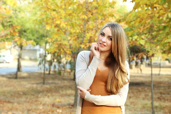 Girl in autumn park — Stock Photo, Image