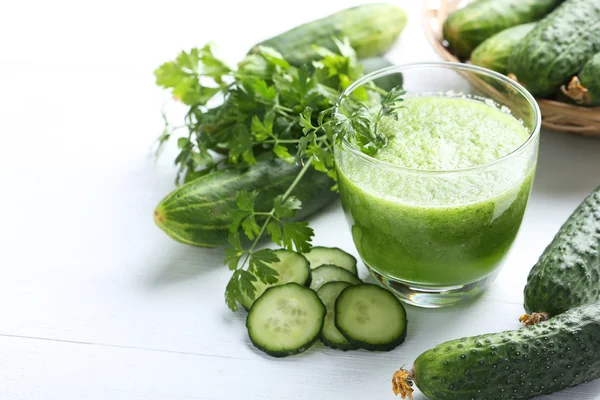 Vaso de jugo de pepino fresco — Foto de Stock