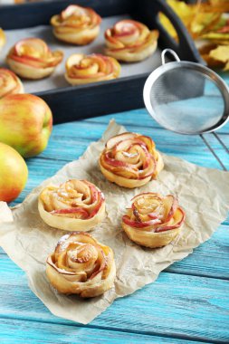 Taze puf böreği şeklinde elma Güllü