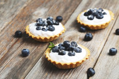 Yaban mersini ile tatlı tartlets