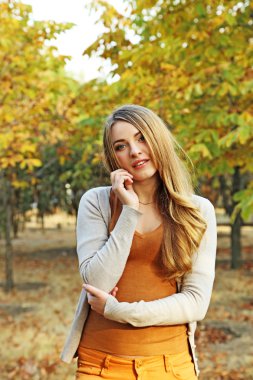 Sonbahar Park, açık havada güzel genç kız