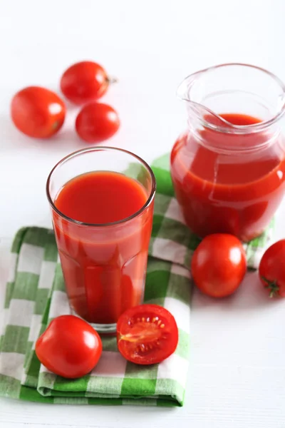Fresh red tomatoes in basket and tomato juice — Stock Photo, Image