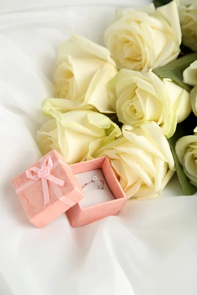 Ring in a box and  white roses — Stock Photo, Image