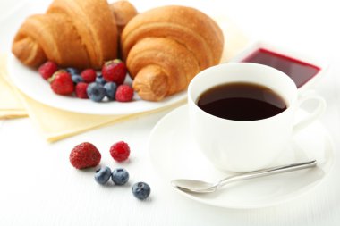 Ev yapımı taze kruvasanlar