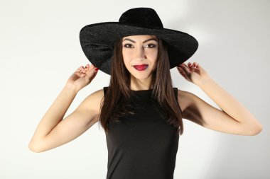 siyah elbiseli genç esmer kadın