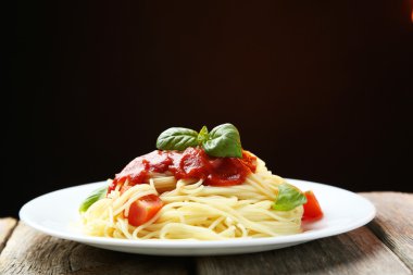 Domates ve fesleğenli spagetti.