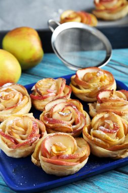 Taze puf böreği şeklinde elma Güllü