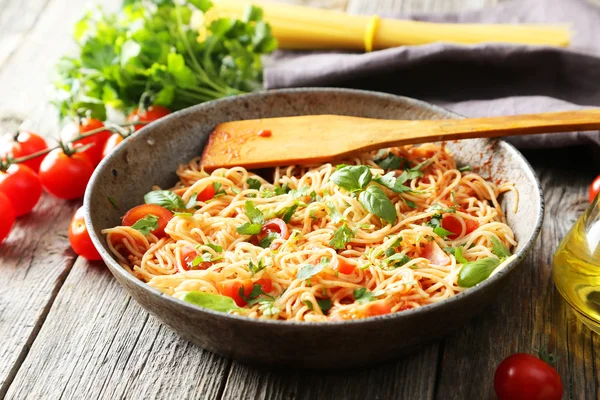 Espaguete com tomate e manjericão — Fotografia de Stock