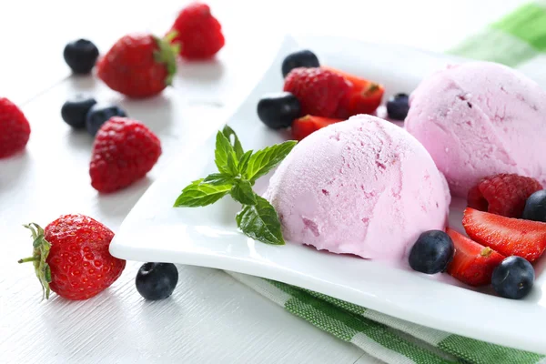 Eis auf Teller mit Beeren — Stockfoto