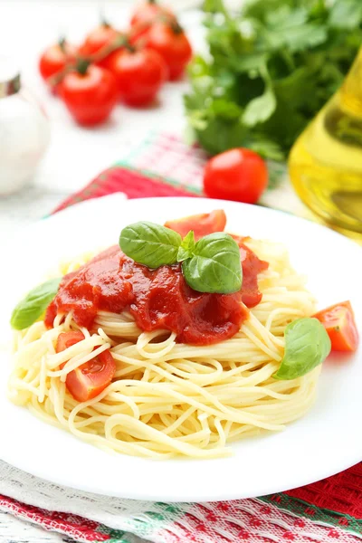 Espaguete com tomate e manjericão — Fotografia de Stock