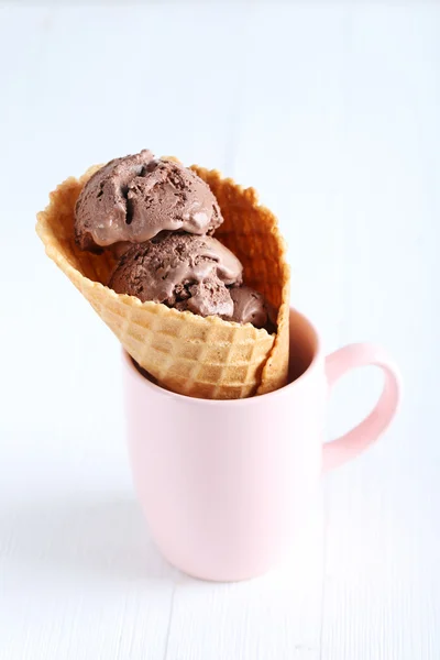 Cono de gofre con helado de chocolate —  Fotos de Stock