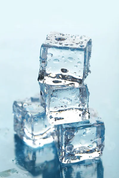 Cubitos de hielo con gotas de agua — Foto de Stock