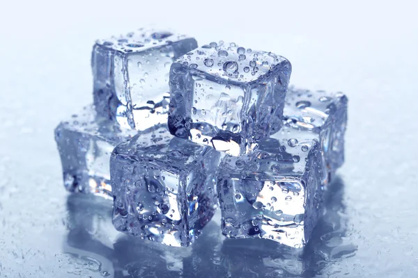 Cubitos de hielo con gotas de agua — Foto de Stock