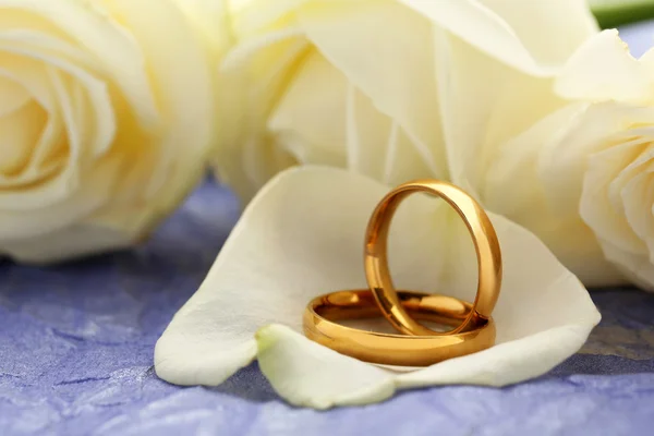 Golden wedding rings — Stock Photo, Image