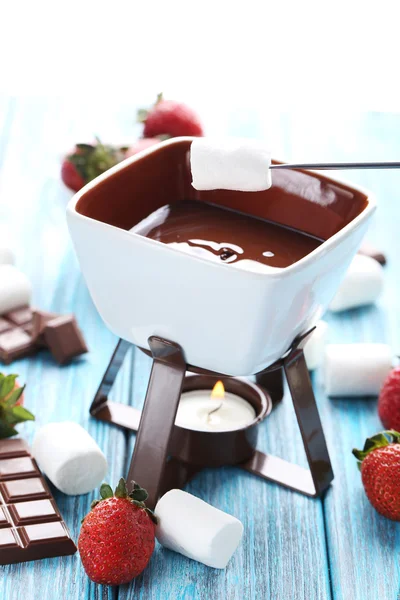 Fondue de chocolate com bagas frescas — Fotografia de Stock