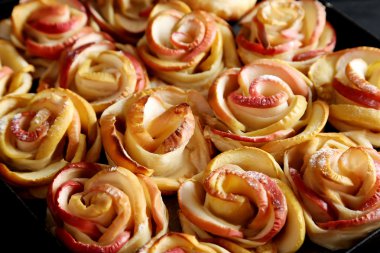 elma şeklinde Güllü pasta