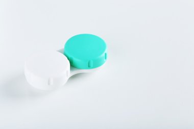 Kontakt lens kabı içinde