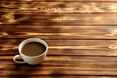 Masada bir fincan kahve.