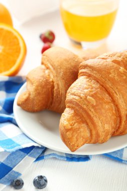 Lezzetli taze kruvasanlar çilek ile