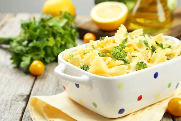 Delicious pasta with with broccoli in bowl — Stock Photo, Image