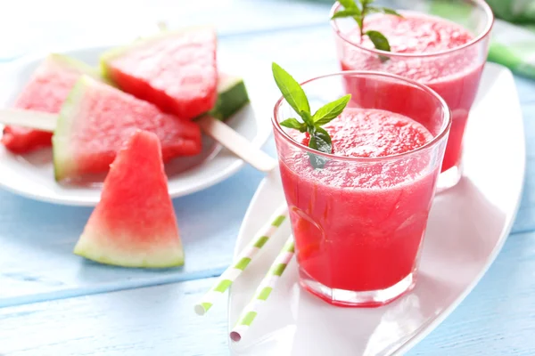 Färsk vattenmelon juice i glasen — Stockfoto