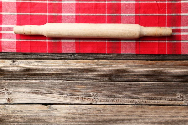 Tisch mit Nudelholz und Serviette — Stockfoto