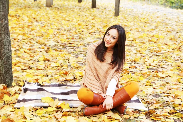 가을, 야외 공원에서 아름 다운 젊은 여 자가 — 스톡 사진
