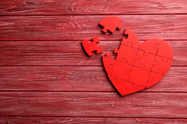 Kırmızı puzzle kalp
