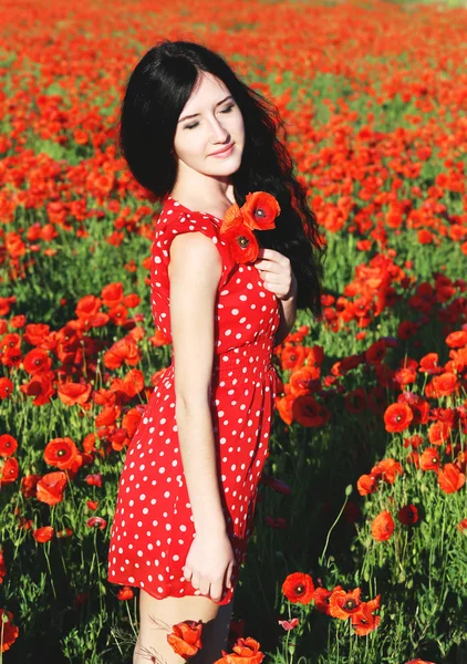 Ragazza in un campo di papavero — Foto Stock