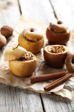 Fındık ile pişmiş elma