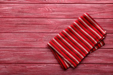 Tahta masadaki peçete.