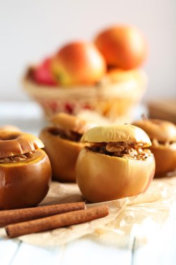 Fındık ile pişmiş elma