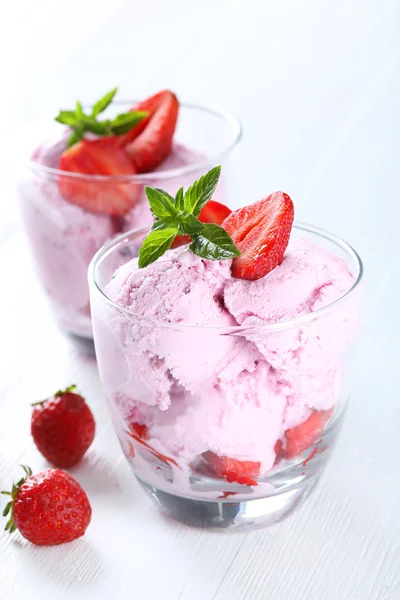 Helado en vasos con fresas — Foto de Stock