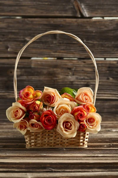 Bouquet de roses d'orange dans le panier — Photo