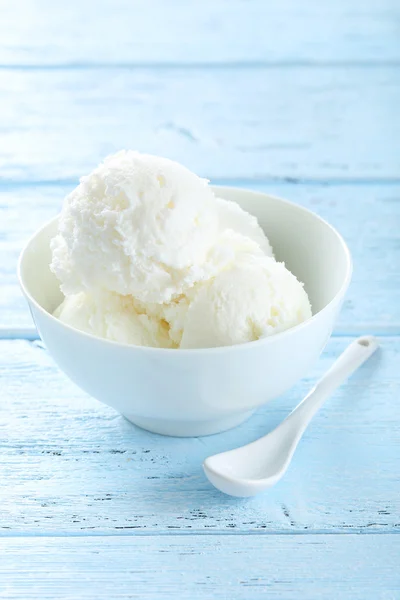 Crème glacée dans un bol avec cuillère — Photo