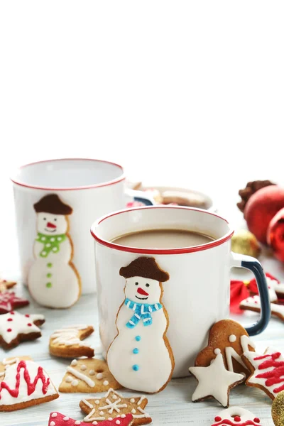 Biscuits de Noël avec tasses de café chaud — Photo