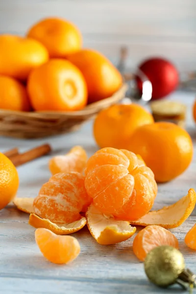 Mandarinas maduras em uma mesa de madeira azul — Fotografia de Stock