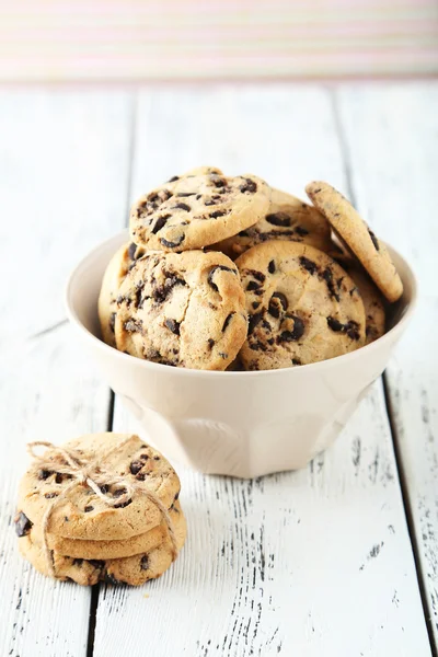 Galletas de chispas de chocolate en bowl — Foto de Stock