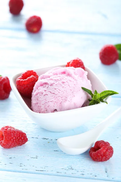 Eis in Schüssel mit Himbeeren — Stockfoto