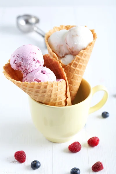 Вафельні шишки з морозивом — стокове фото