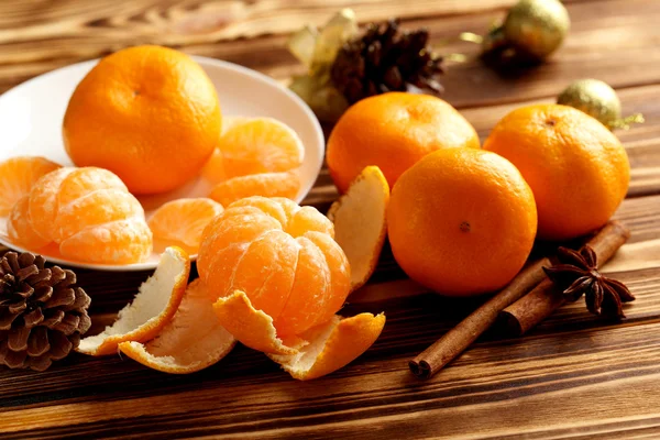 Mandarines mûres sur une table en bois marron — Photo