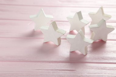 Beyaz dekoratif yıldızlar