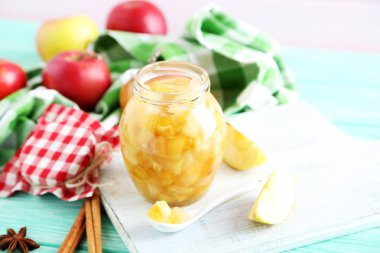 elma reçel kavanoz içinde