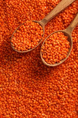 Tahta kaşıklar içinde kırmızı mercimek