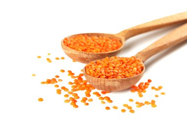 Tahta kaşıklar içinde kırmızı mercimek