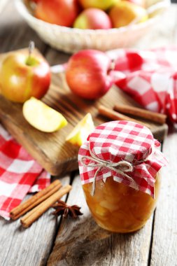 elma reçel kavanoz içinde