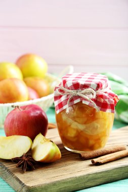 elma reçel kavanoz içinde