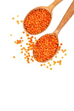 Tahta kaşıklar içinde kırmızı mercimek