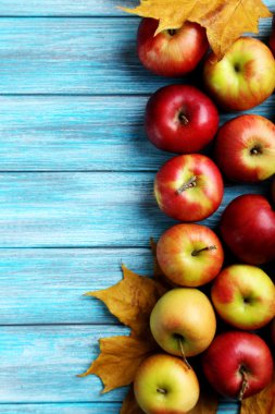 Taze elma sonbahar yaprakları ile