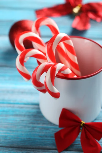 Latas de doces de Natal no copo — Fotografia de Stock